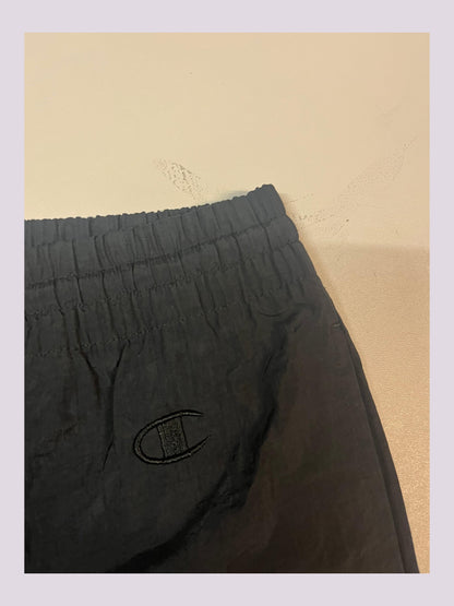 Entdecke unsere Vintage Track Pants von Nike und anderen Marken, erhältlich bei Valuxery.de - Dein Shop für trendige Vintage - Kleidung. Unsere Track Pants sind aus hochwertigen Materialien und