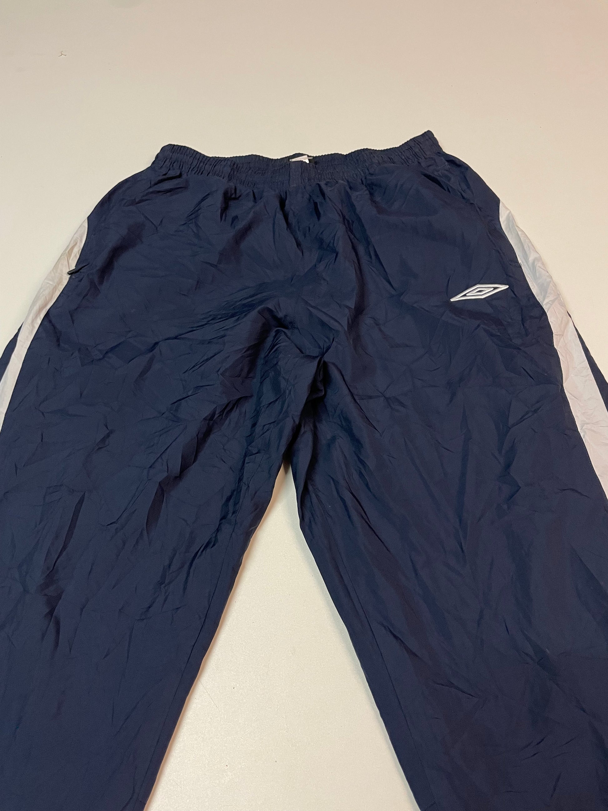 Entdecke unsere Vintage Track Pants von Nike und anderen Marken, erhältlich bei Valuxery.de - Dein Shop für trendige Vintage - Kleidung. Unsere Track Pants sind aus hochwertigen Materialien und