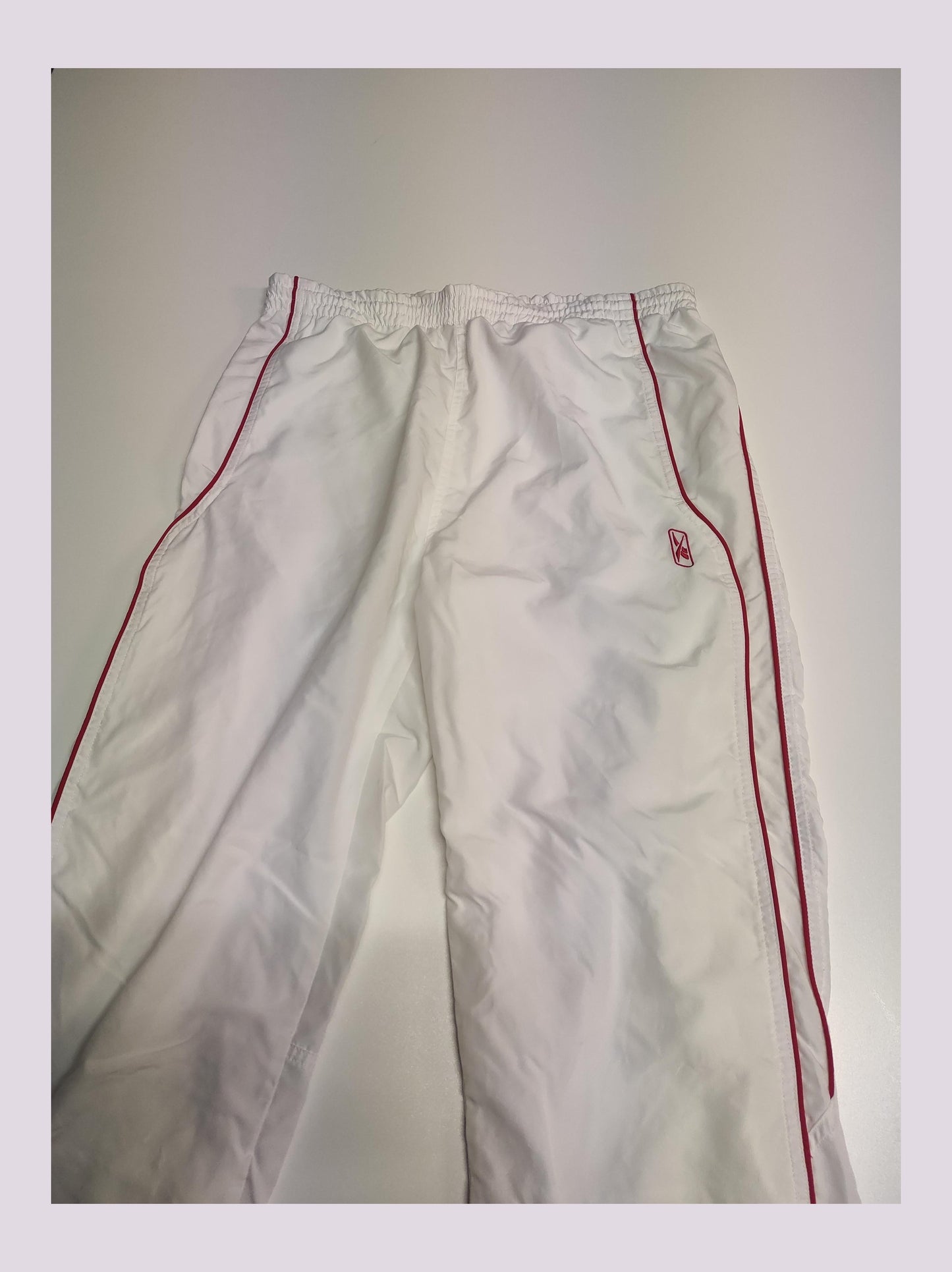 Entdecke unsere Vintage Track Pants von Nike und anderen Marken, erhältlich bei Valuxery.de - Dein Shop für trendige Vintage - Kleidung. Unsere Track Pants sind aus hochwertigen Materialien und