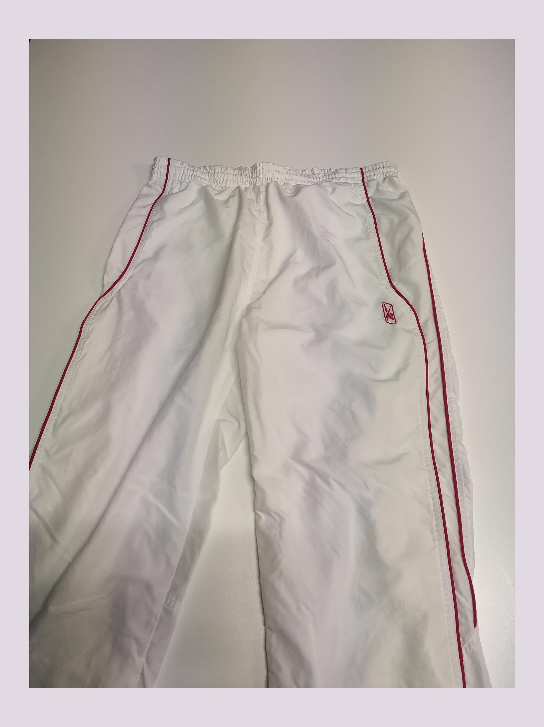 Entdecke unsere Vintage Track Pants von Nike und anderen Marken, erhältlich bei Valuxery.de - Dein Shop für trendige Vintage - Kleidung. Unsere Track Pants sind aus hochwertigen Materialien und
