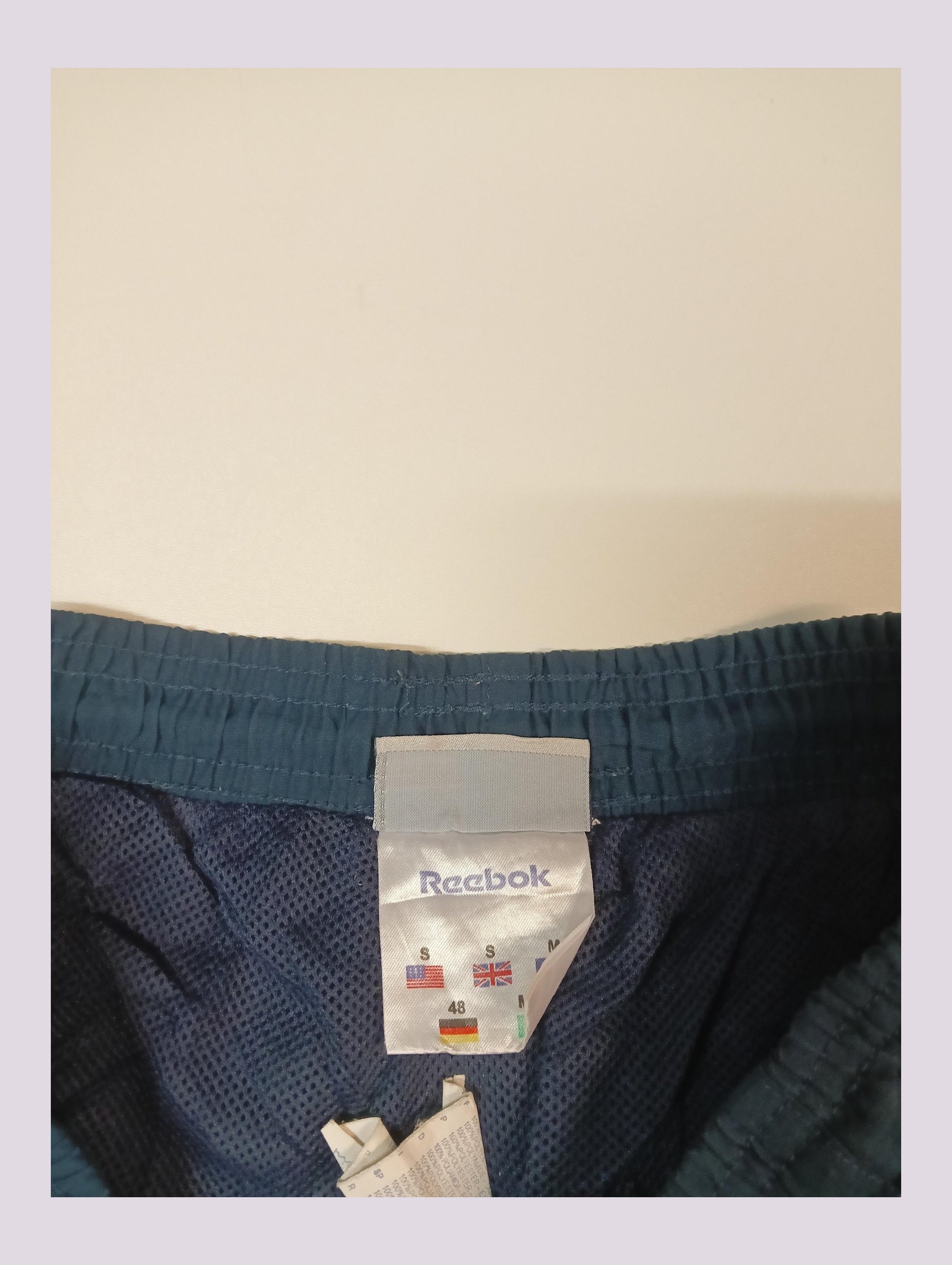 Entdecke unsere Vintage Track Pants von Nike und anderen Marken, erhältlich bei Valuxery.de - Dein Shop für trendige Vintage - Kleidung. Unsere Track Pants sind aus hochwertigen Materialien und