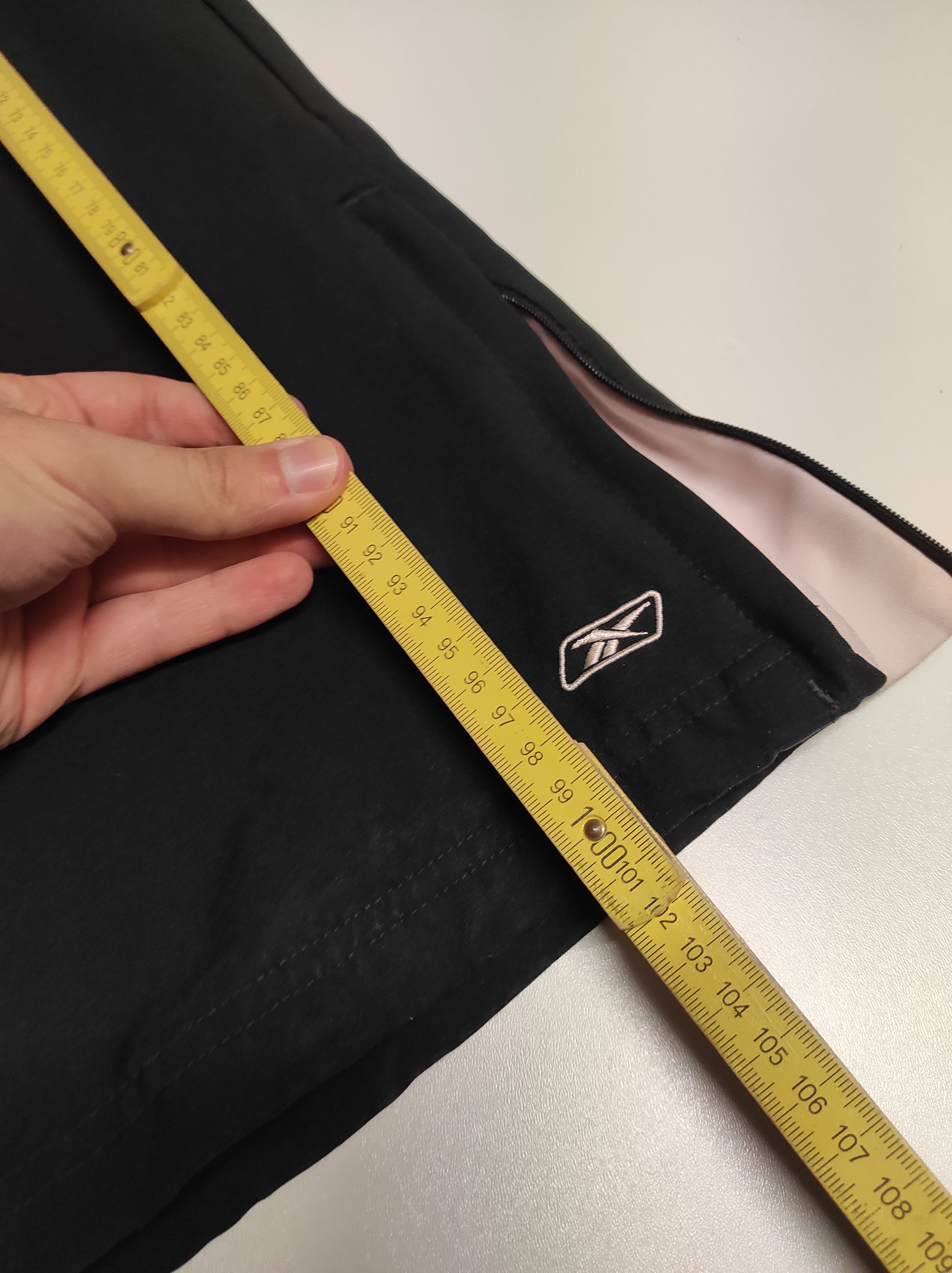 Entdecke unsere Vintage Track Pants von Nike und anderen Marken, erhältlich bei Valuxery.de - Dein Shop für trendige Vintage - Kleidung. Unsere Track Pants sind aus hochwertigen Materialien und