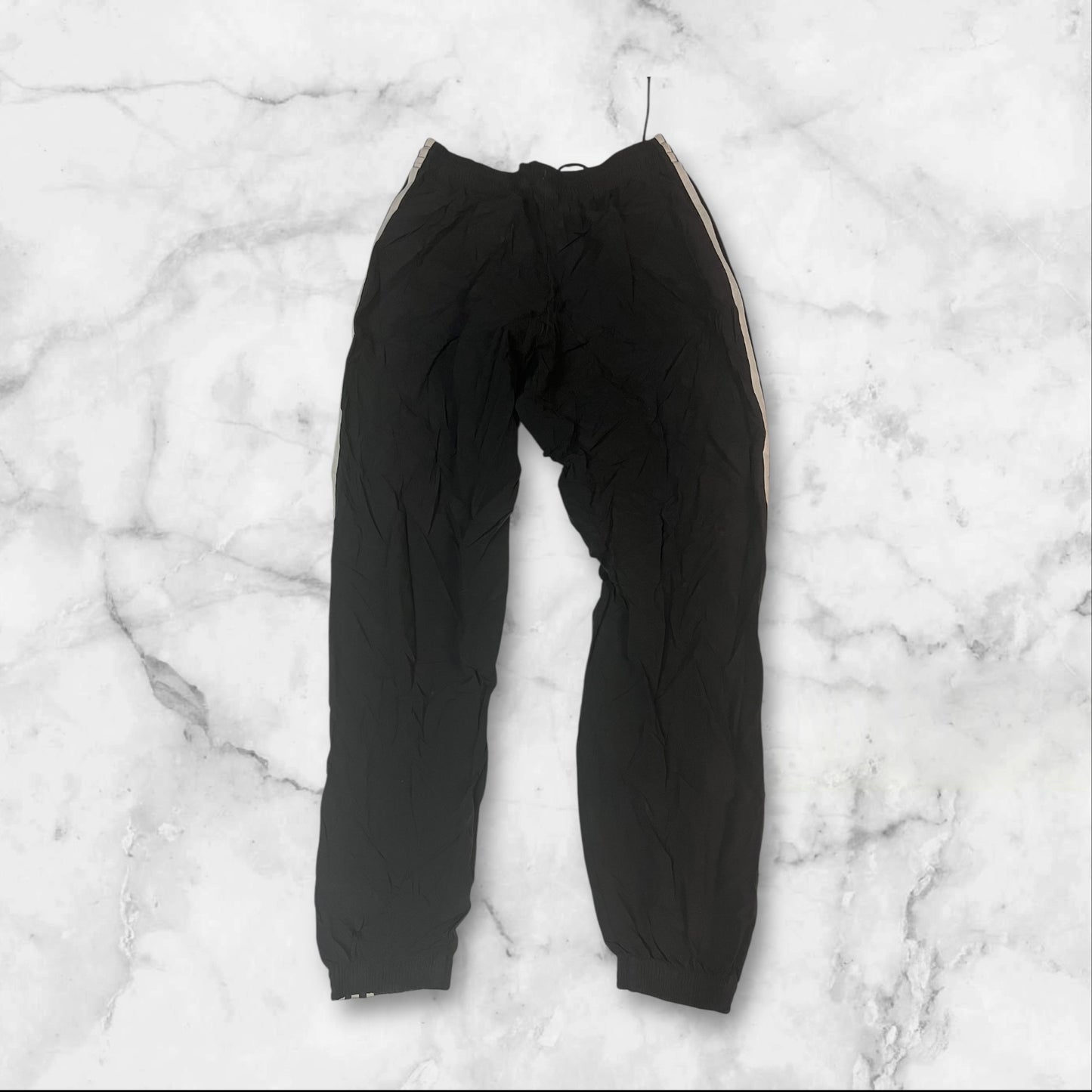 Entdecke unsere Vintage Track Pants von Nike und anderen Marken, erhältlich bei Valuxery.de - Dein Shop für trendige Vintage - Kleidung. Unsere Track Pants sind aus hochwertigen Materialien und