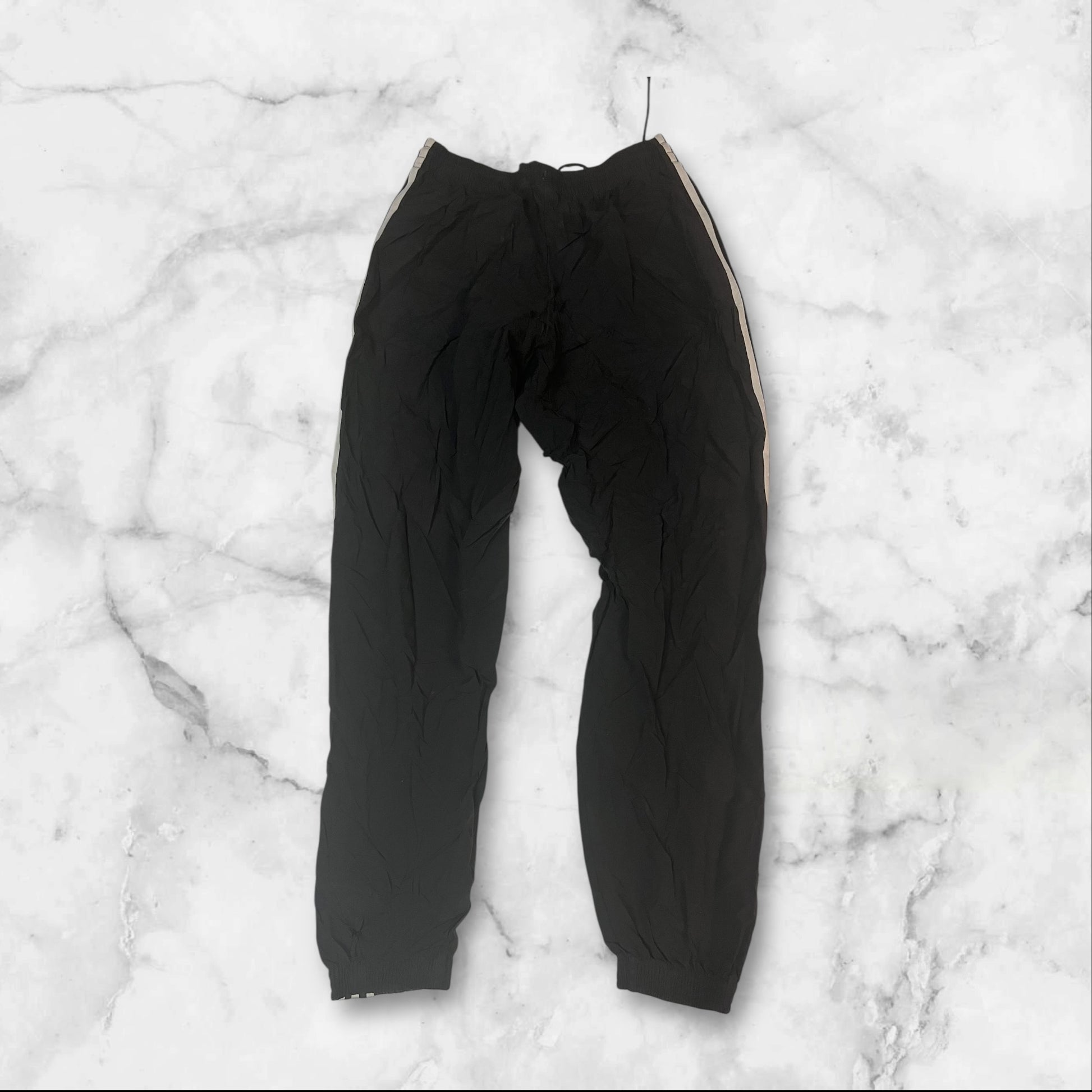 Entdecke unsere Vintage Track Pants von Nike und anderen Marken, erhältlich bei Valuxery.de - Dein Shop für trendige Vintage - Kleidung. Unsere Track Pants sind aus hochwertigen Materialien und