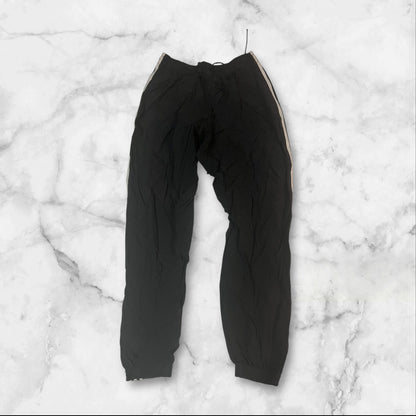 Entdecke unsere Vintage Track Pants von Nike und anderen Marken, erhältlich bei Valuxery.de - Dein Shop für trendige Vintage - Kleidung. Unsere Track Pants sind aus hochwertigen Materialien und