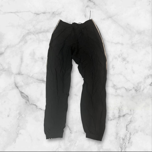 Entdecke unsere Vintage Track Pants von Nike und anderen Marken, erhältlich bei Valuxery.de - Dein Shop für trendige Vintage - Kleidung. Unsere Track Pants sind aus hochwertigen Materialien und
