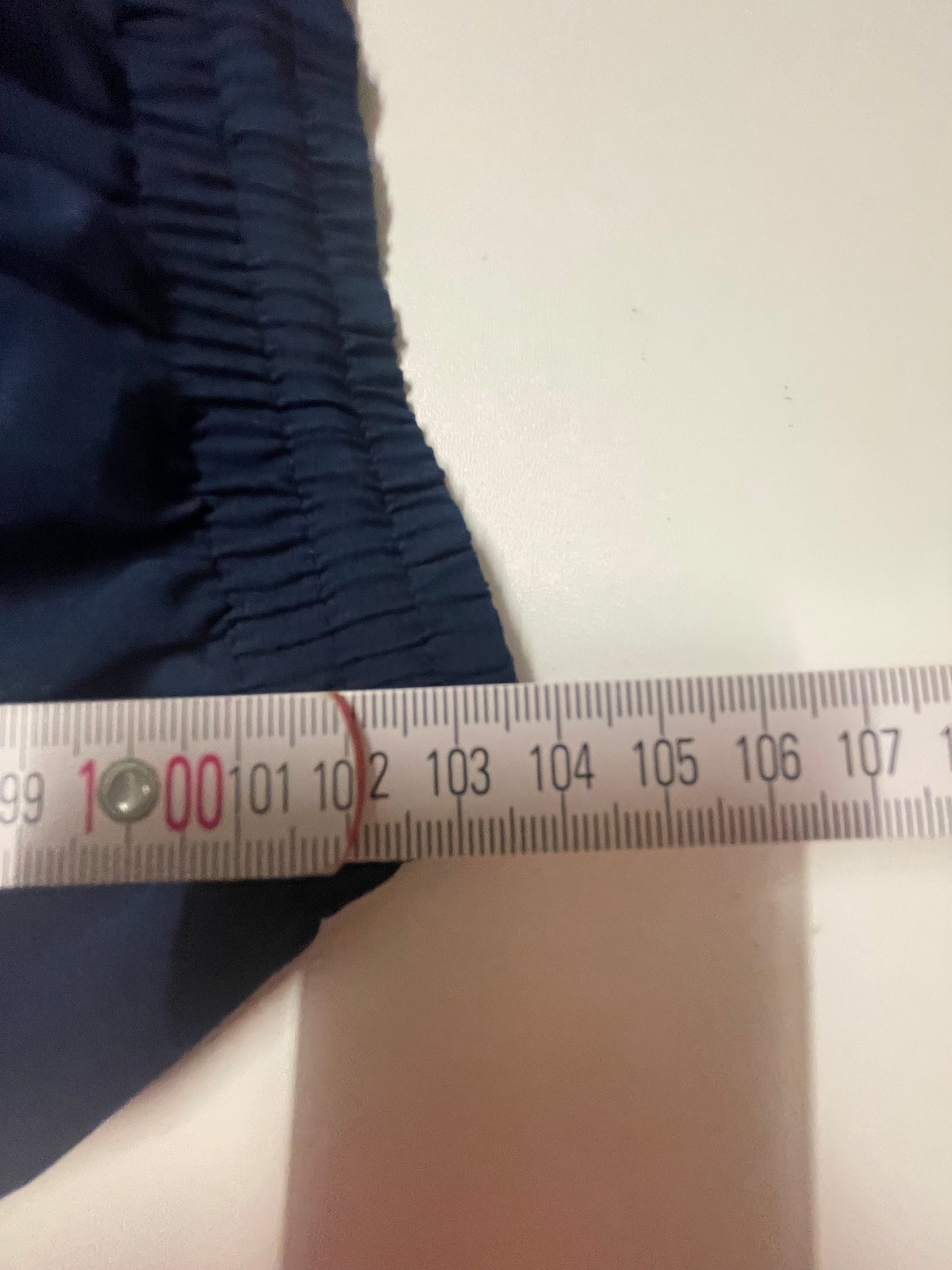 Entdecke unsere Vintage Track Pants von Nike und anderen Marken, erhältlich bei Valuxery.de - Dein Shop für trendige Vintage - Kleidung. Unsere Track Pants sind aus hochwertigen Materialien und