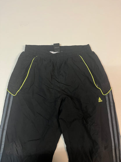 Entdecke unsere Vintage Track Pants von Nike und anderen Marken, erhältlich bei Valuxery.de - Dein Shop für trendige Vintage - Kleidung. Unsere Track Pants sind aus hochwertigen Materialien und