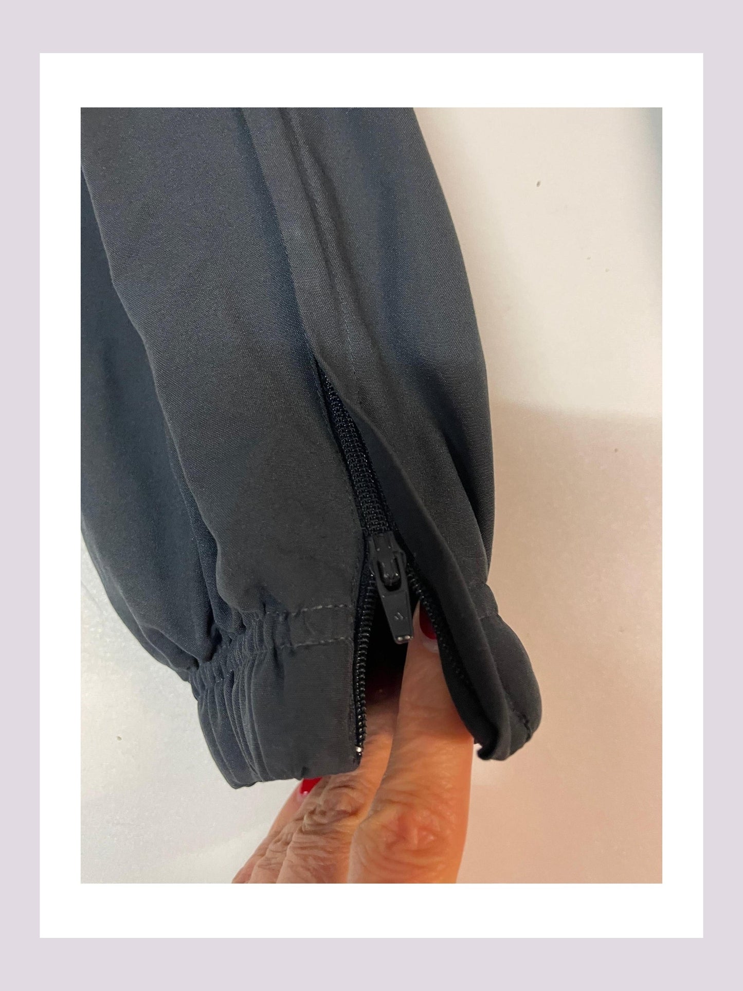 Entdecke unsere Vintage Track Pants von Nike und anderen Marken, erhältlich bei Valuxery.de - Dein Shop für trendige Vintage - Kleidung. Unsere Track Pants sind aus hochwertigen Materialien und