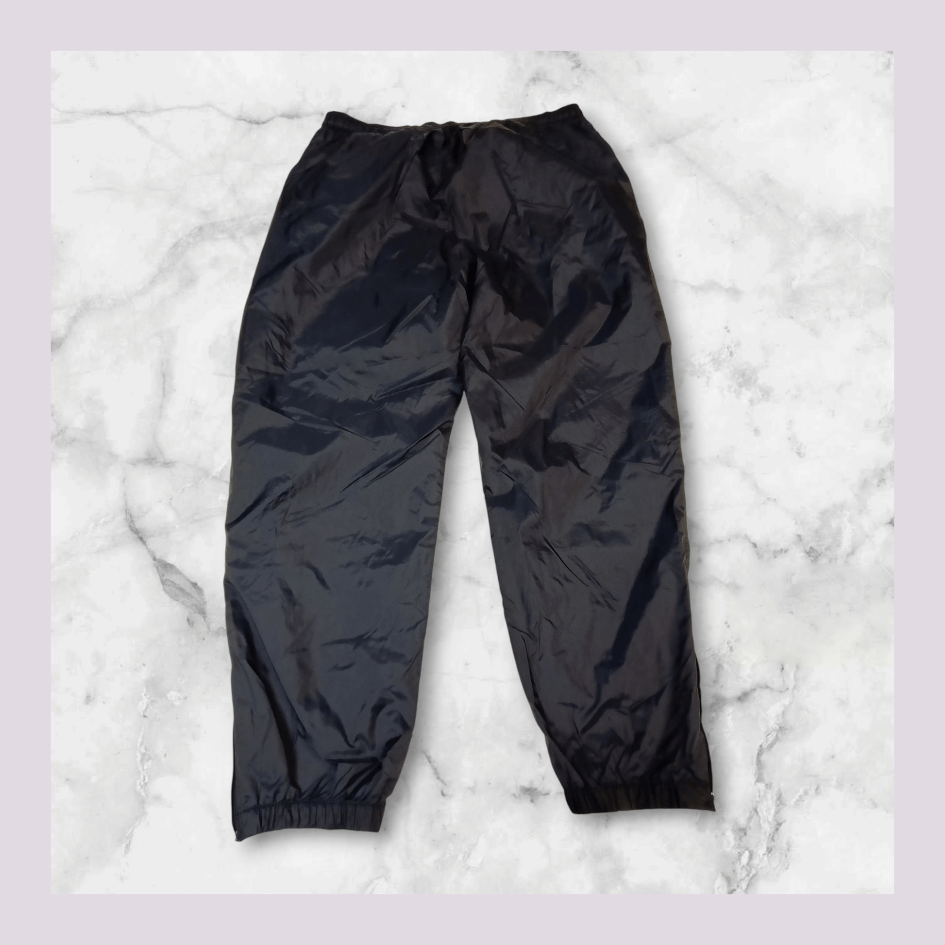 Entdecke unsere Vintage Track Pants von Nike und anderen Marken, erhältlich bei Valuxery.de - Dein Shop für trendige Vintage - Kleidung. Unsere Track Pants sind aus hochwertigen Materialien und