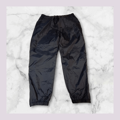 Entdecke unsere Vintage Track Pants von Nike und anderen Marken, erhältlich bei Valuxery.de - Dein Shop für trendige Vintage - Kleidung. Unsere Track Pants sind aus hochwertigen Materialien und