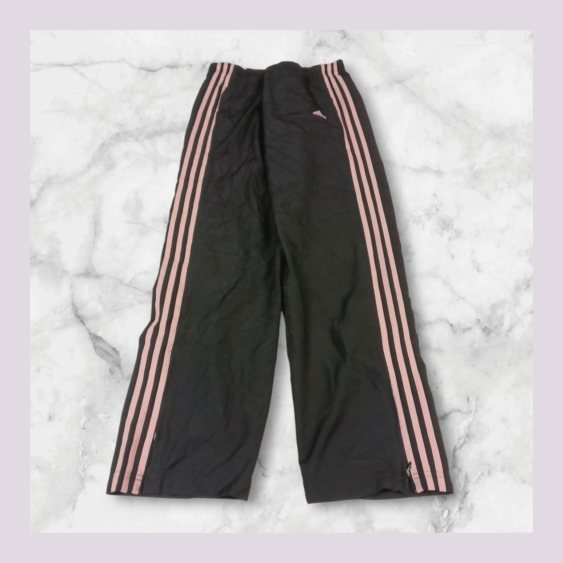 Entdecke unsere Vintage Track Pants von Nike und anderen Marken, erhältlich bei Valuxery.de - Dein Shop für trendige Vintage - Kleidung. Unsere Track Pants sind aus hochwertigen Materialien und