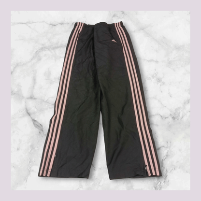 Entdecke unsere Vintage Track Pants von Nike und anderen Marken, erhältlich bei Valuxery.de - Dein Shop für trendige Vintage - Kleidung. Unsere Track Pants sind aus hochwertigen Materialien und