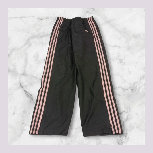 Entdecke unsere Vintage Track Pants von Nike und anderen Marken, erhältlich bei Valuxery.de - Dein Shop für trendige Vintage - Kleidung. Unsere Track Pants sind aus hochwertigen Materialien und