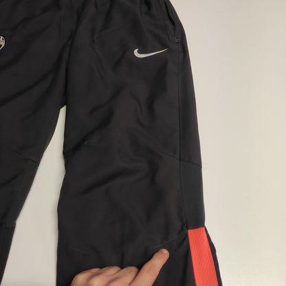 Entdecke unsere Vintage Track Pants von Nike und anderen Marken, erhältlich bei Valuxery.de - Dein Shop für trendige Vintage - Kleidung. Unsere Track Pants sind aus hochwertigen Materialien und