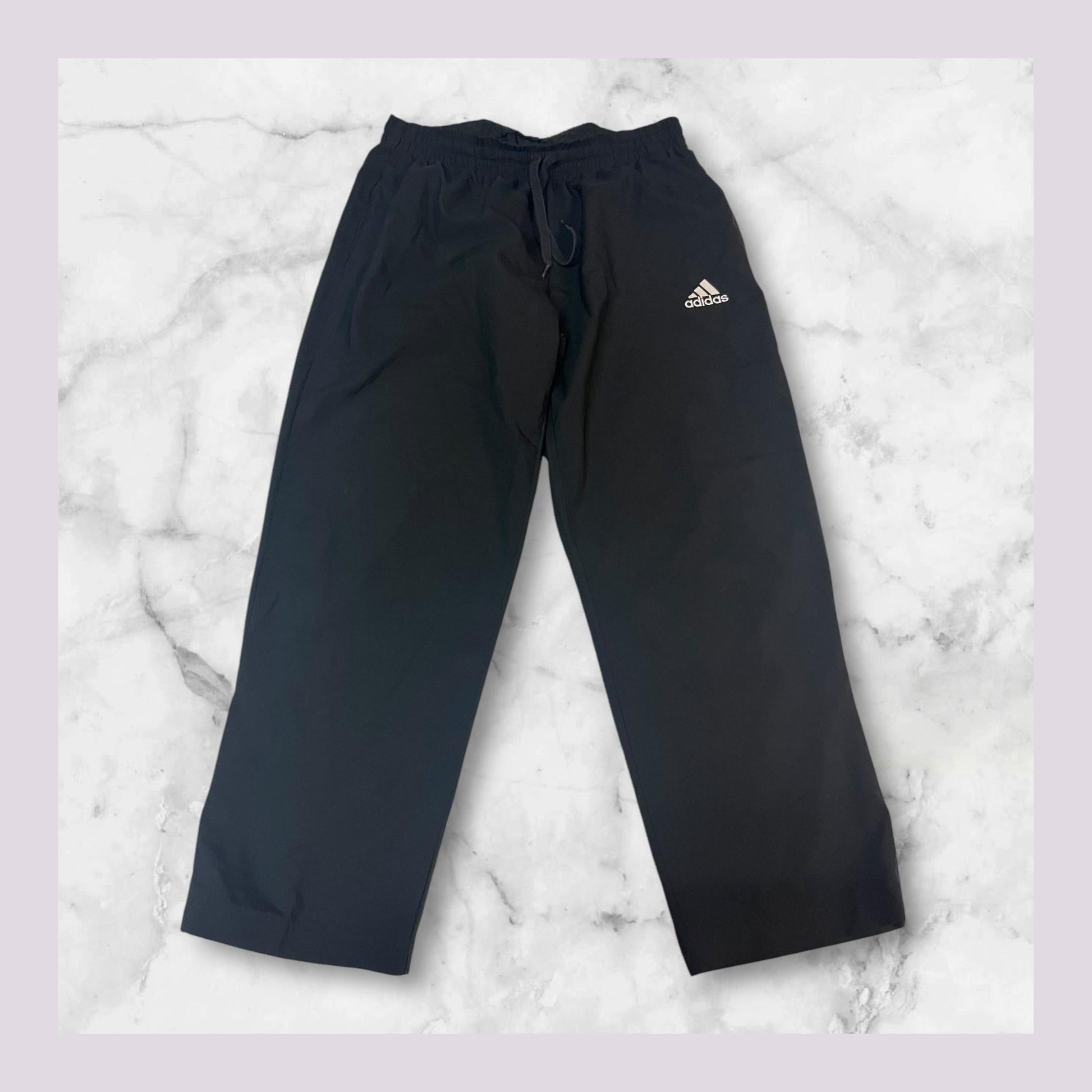 Entdecke unsere Vintage Track Pants von Nike und anderen Marken, erhältlich bei Valuxery.de - Dein Shop für trendige Vintage - Kleidung. Unsere Track Pants sind aus hochwertigen Materialien und