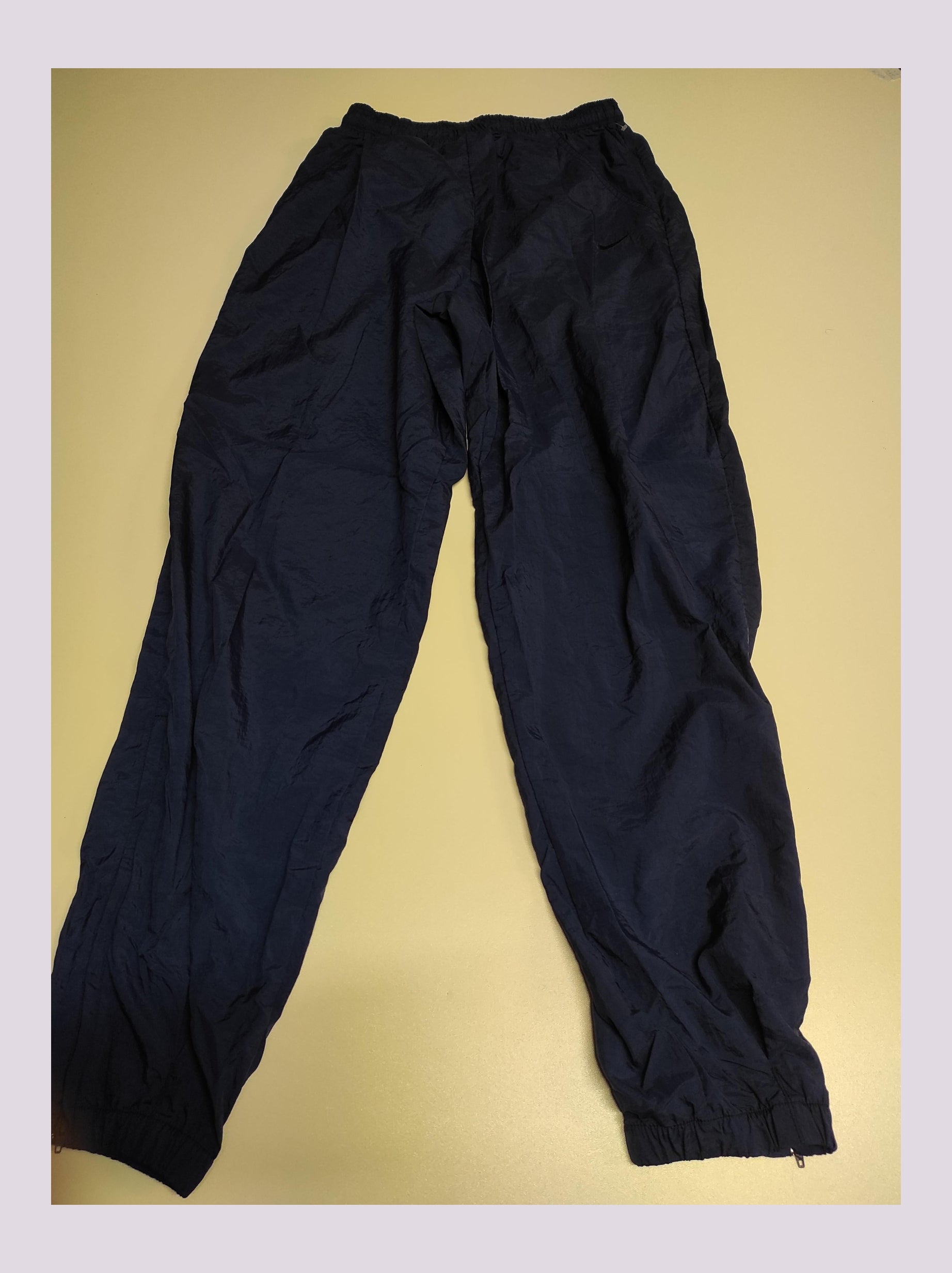 Entdecke unsere Vintage Track Pants von Nike und anderen Marken, erhältlich bei Valuxery.de - Dein Shop für trendige Vintage - Kleidung. Unsere Track Pants sind aus hochwertigen Materialien und