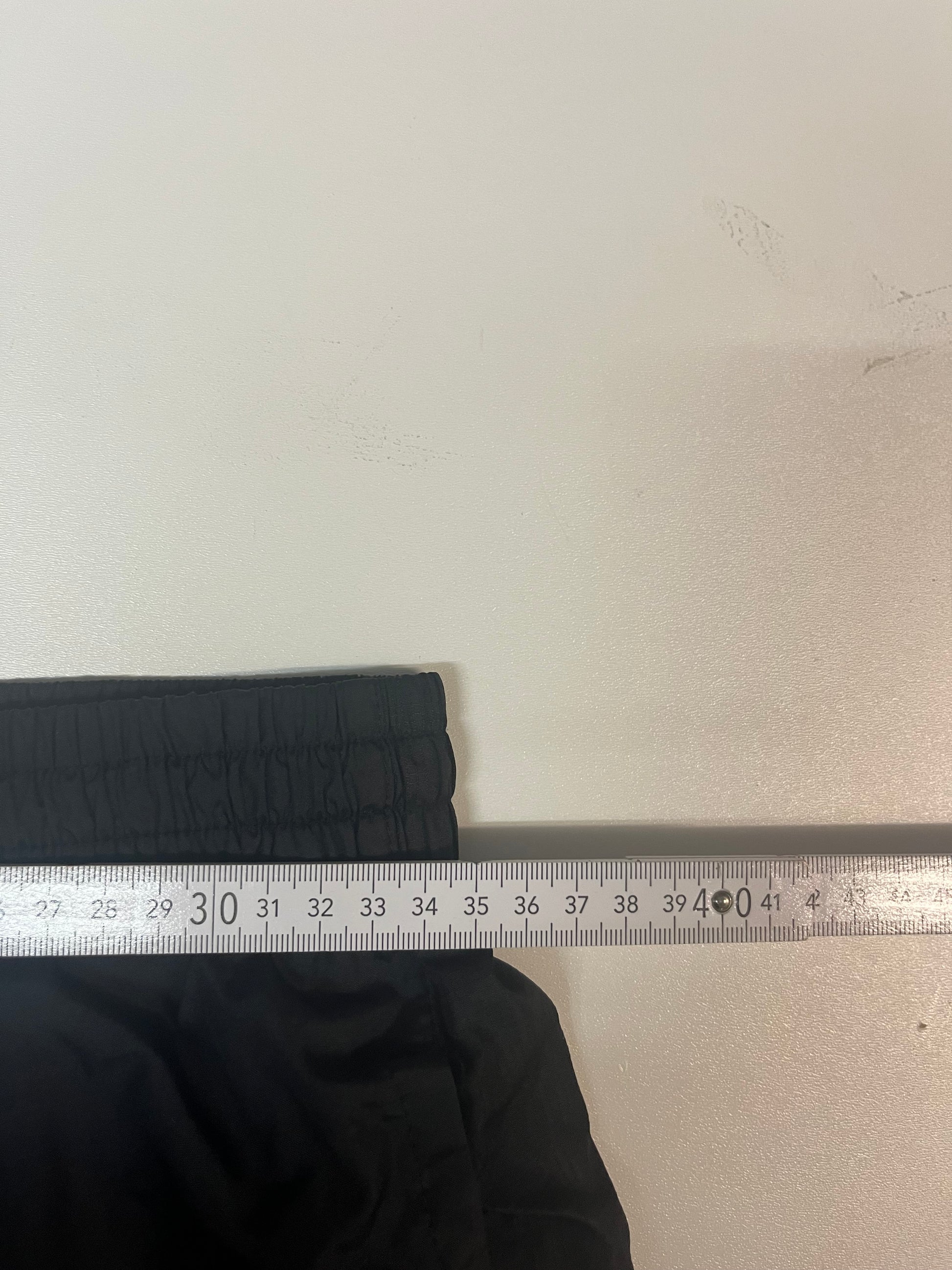 Entdecke unsere Vintage Track Pants von Nike und anderen Marken, erhältlich bei Valuxery.de - Dein Shop für trendige Vintage - Kleidung. Unsere Track Pants sind aus hochwertigen Materialien und