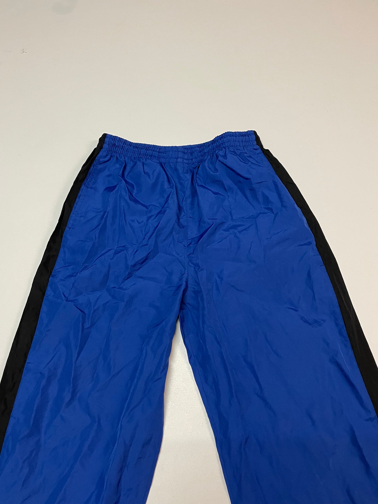 Entdecke unsere Vintage Track Pants von Nike und anderen Marken, erhältlich bei Valuxery.de - Dein Shop für trendige Vintage - Kleidung. Unsere Track Pants sind aus hochwertigen Materialien und