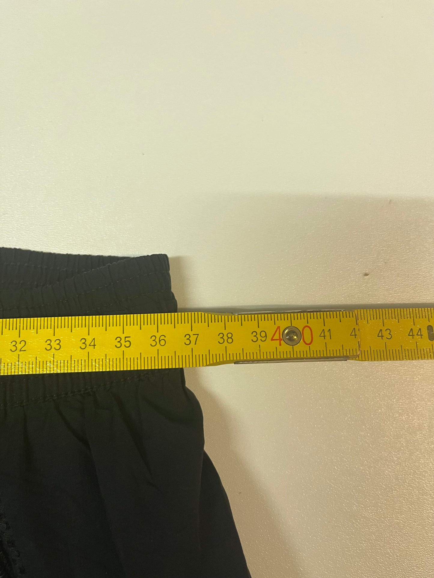 Entdecke unsere Vintage Track Pants von Nike und anderen Marken, erhältlich bei Valuxery.de - Dein Shop für trendige Vintage - Kleidung. Unsere Track Pants sind aus hochwertigen Materialien und