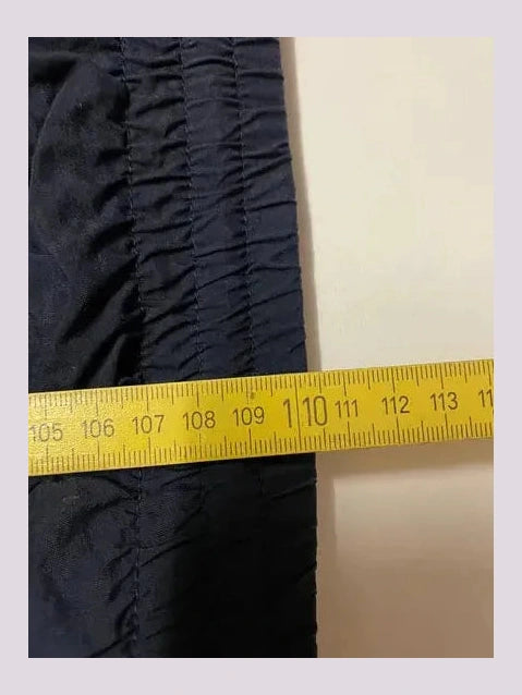 Entdecke unsere Vintage Track Pants von Nike und anderen Marken, erhältlich bei Valuxery.de - Dein Shop für trendige Vintage - Kleidung. Unsere Track Pants sind aus hochwertigen Materialien und