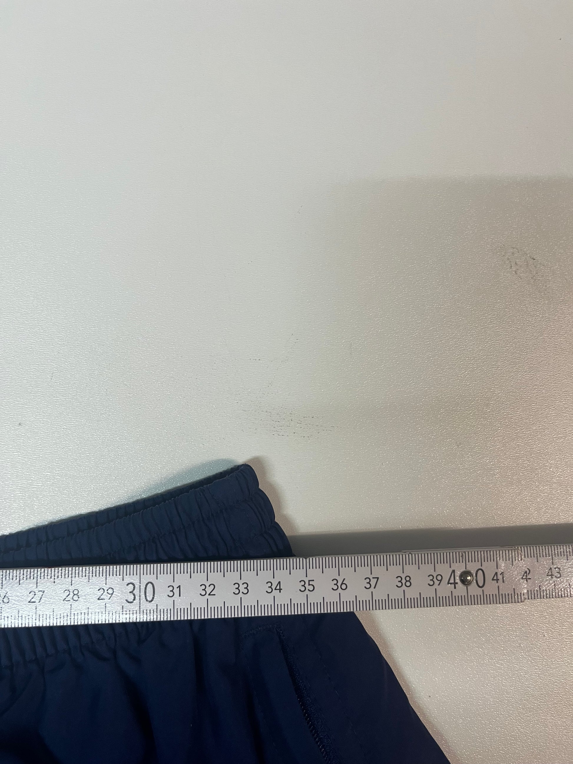 Entdecke unsere Vintage Track Pants von Nike und anderen Marken, erhältlich bei Valuxery.de - Dein Shop für trendige Vintage - Kleidung. Unsere Track Pants sind aus hochwertigen Materialien und