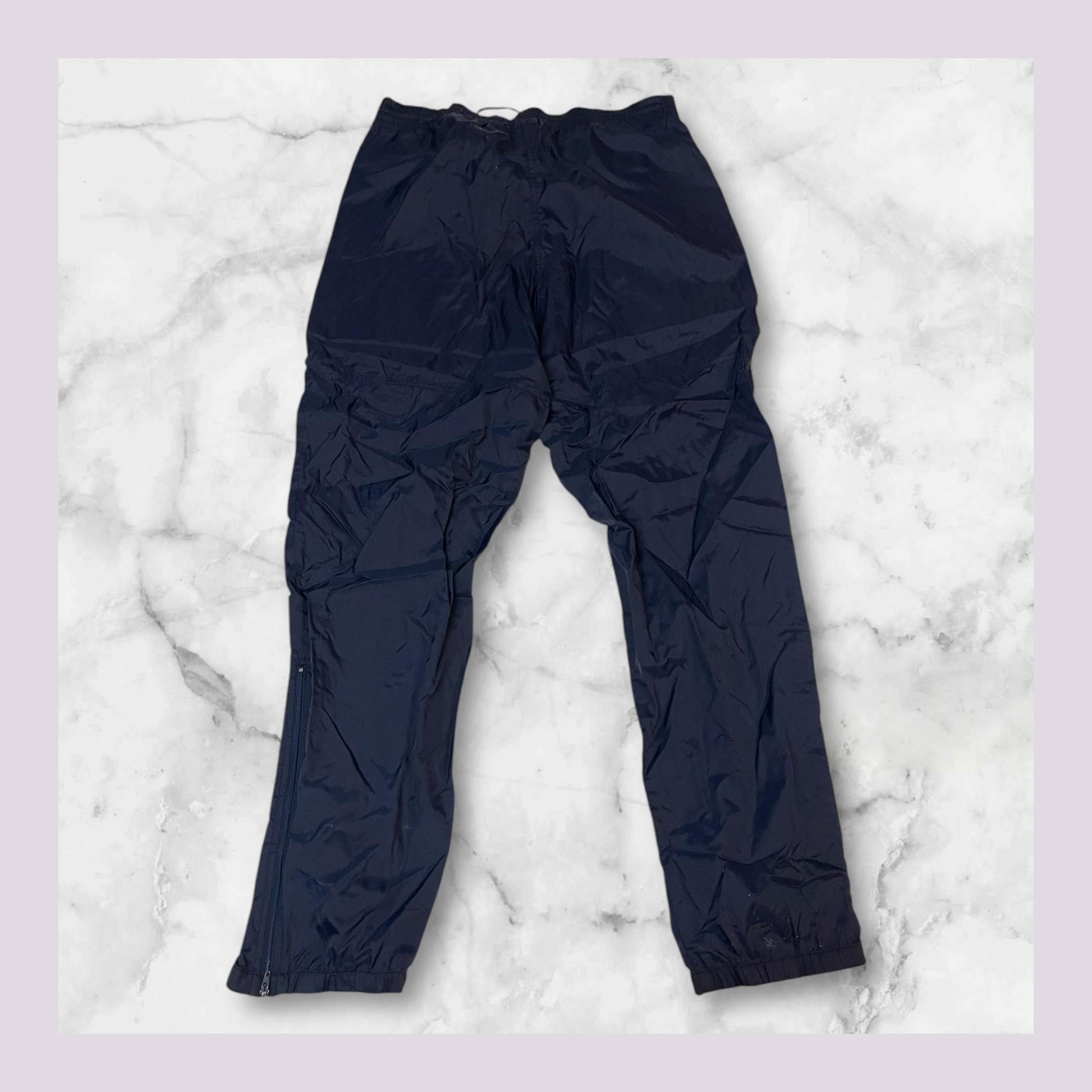 Entdecke unsere Vintage Track Pants von Nike und anderen Marken, erhältlich bei Valuxery.de - Dein Shop für trendige Vintage - Kleidung. Unsere Track Pants sind aus hochwertigen Materialien und