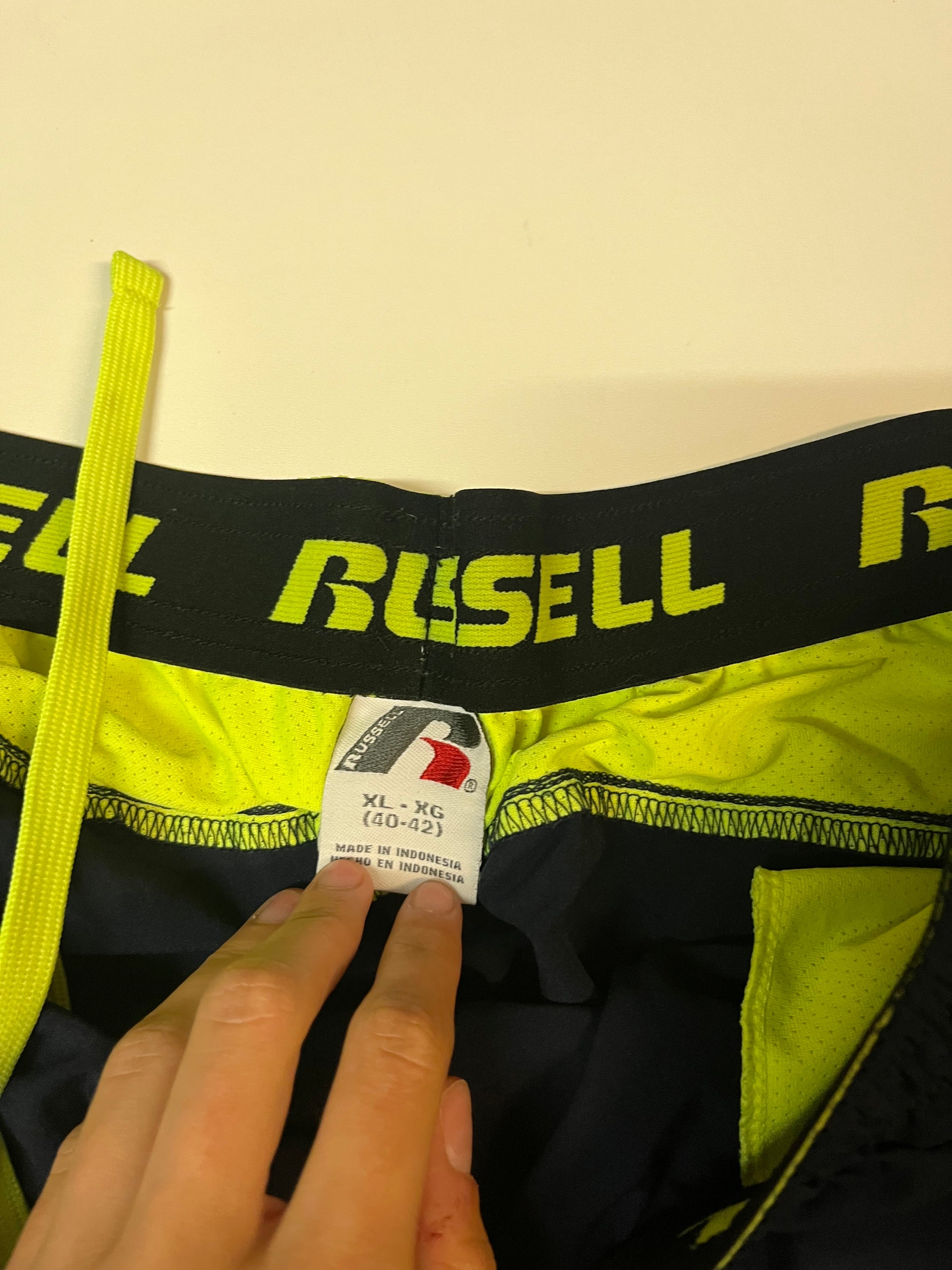 Entdecke unsere Vintage Track Pants von Nike und anderen Marken, erhältlich bei Valuxery.de - Dein Shop für trendige Vintage - Kleidung. Unsere Track Pants sind aus hochwertigen Materialien und