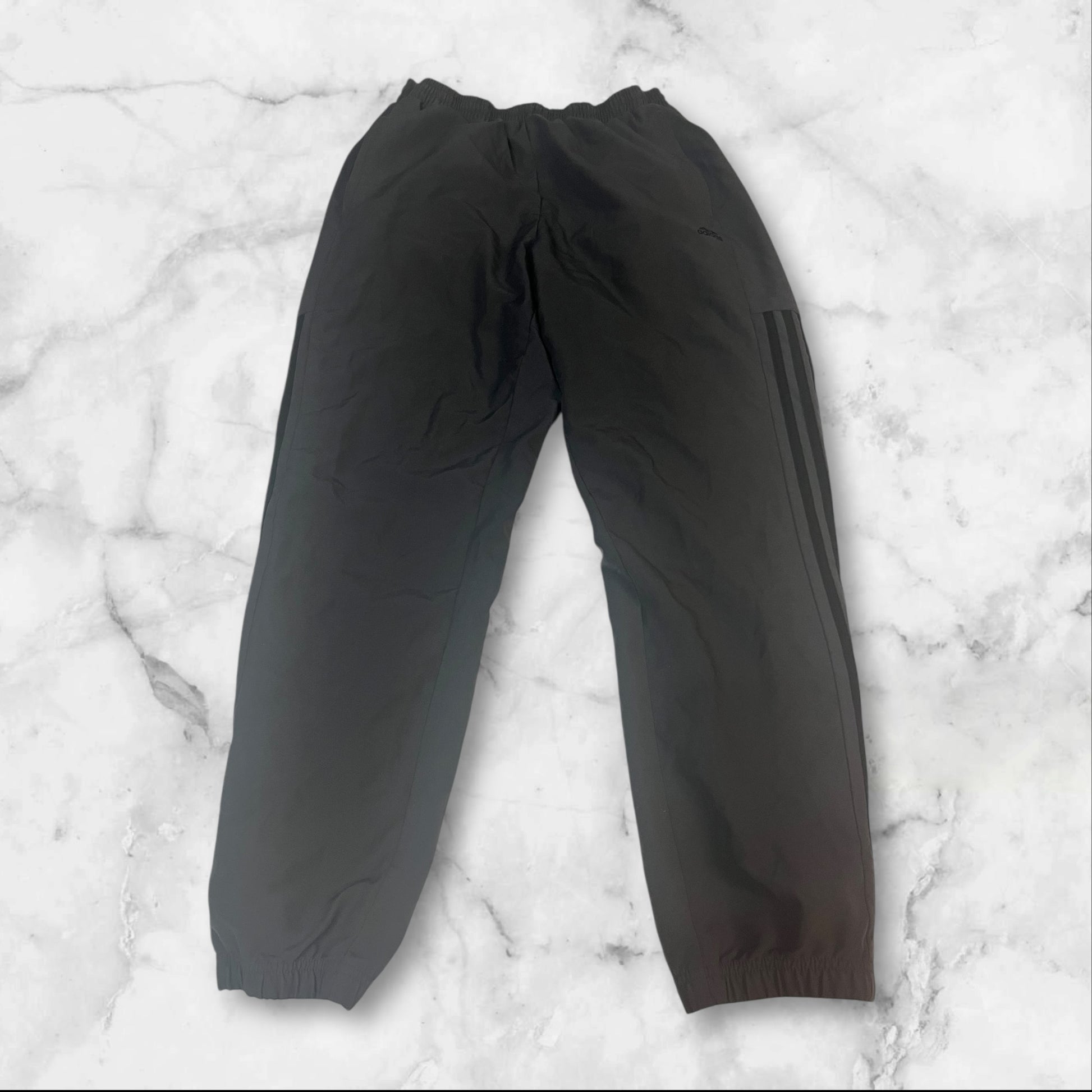 Entdecke unsere Vintage Track Pants von Nike und anderen Marken, erhältlich bei Valuxery.de - Dein Shop für trendige Vintage - Kleidung. Unsere Track Pants sind aus hochwertigen Materialien und
