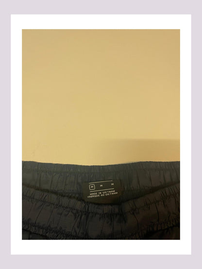 Entdecke unsere Vintage Track Pants von Nike und anderen Marken, erhältlich bei Valuxery.de - Dein Shop für trendige Vintage - Kleidung. Unsere Track Pants sind aus hochwertigen Materialien und