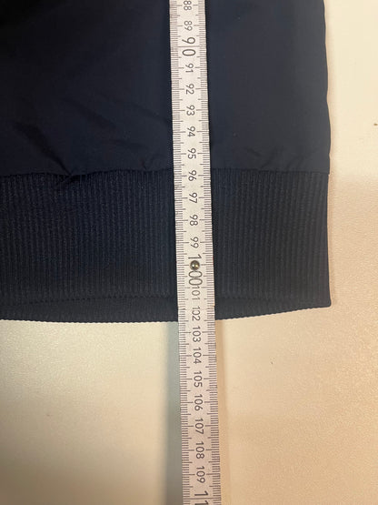 Entdecke unsere Vintage Track Pants von Nike und anderen Marken, erhältlich bei Valuxery.de - Dein Shop für trendige Vintage - Kleidung. Unsere Track Pants sind aus hochwertigen Materialien und