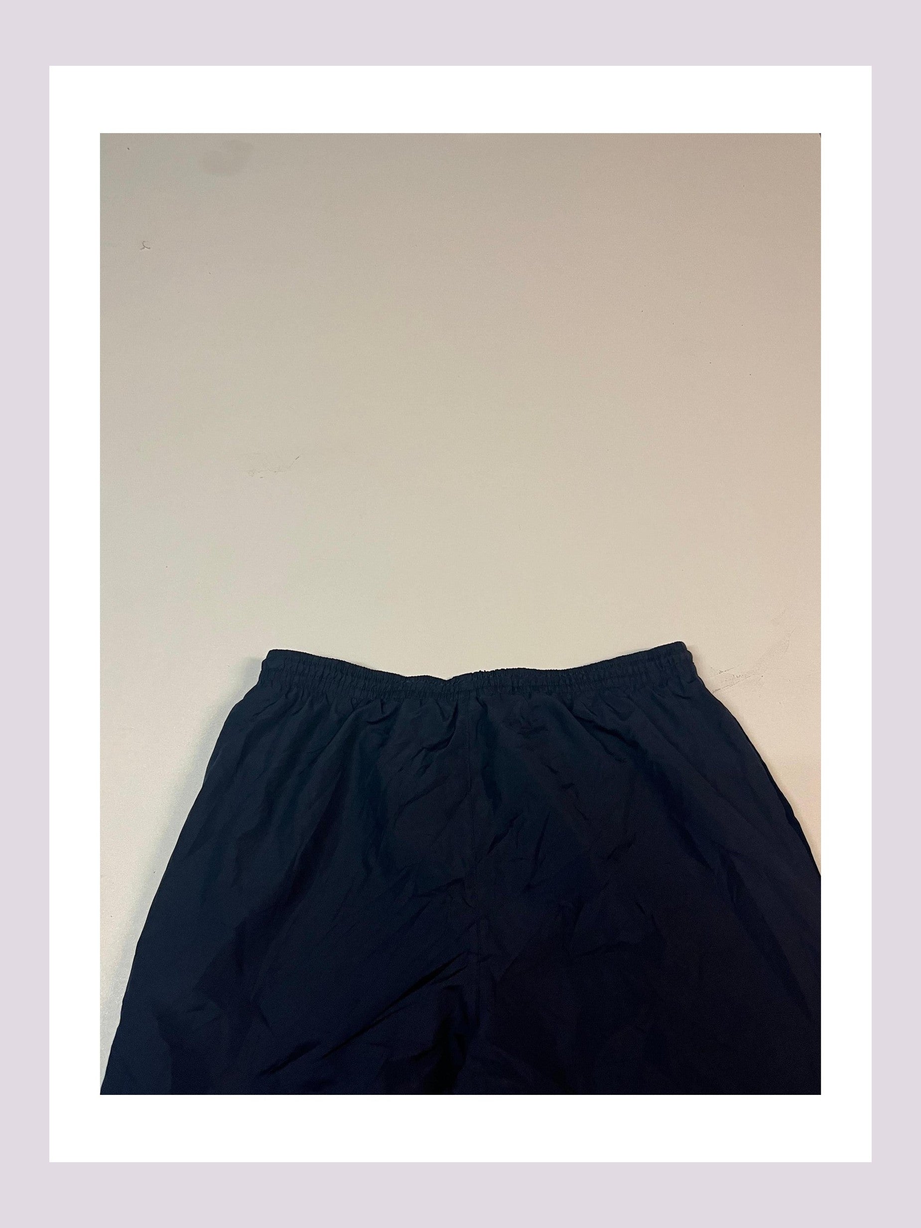 Entdecke unsere Vintage Track Pants von Nike und anderen Marken, erhältlich bei Valuxery.de - Dein Shop für trendige Vintage - Kleidung. Unsere Track Pants sind aus hochwertigen Materialien und