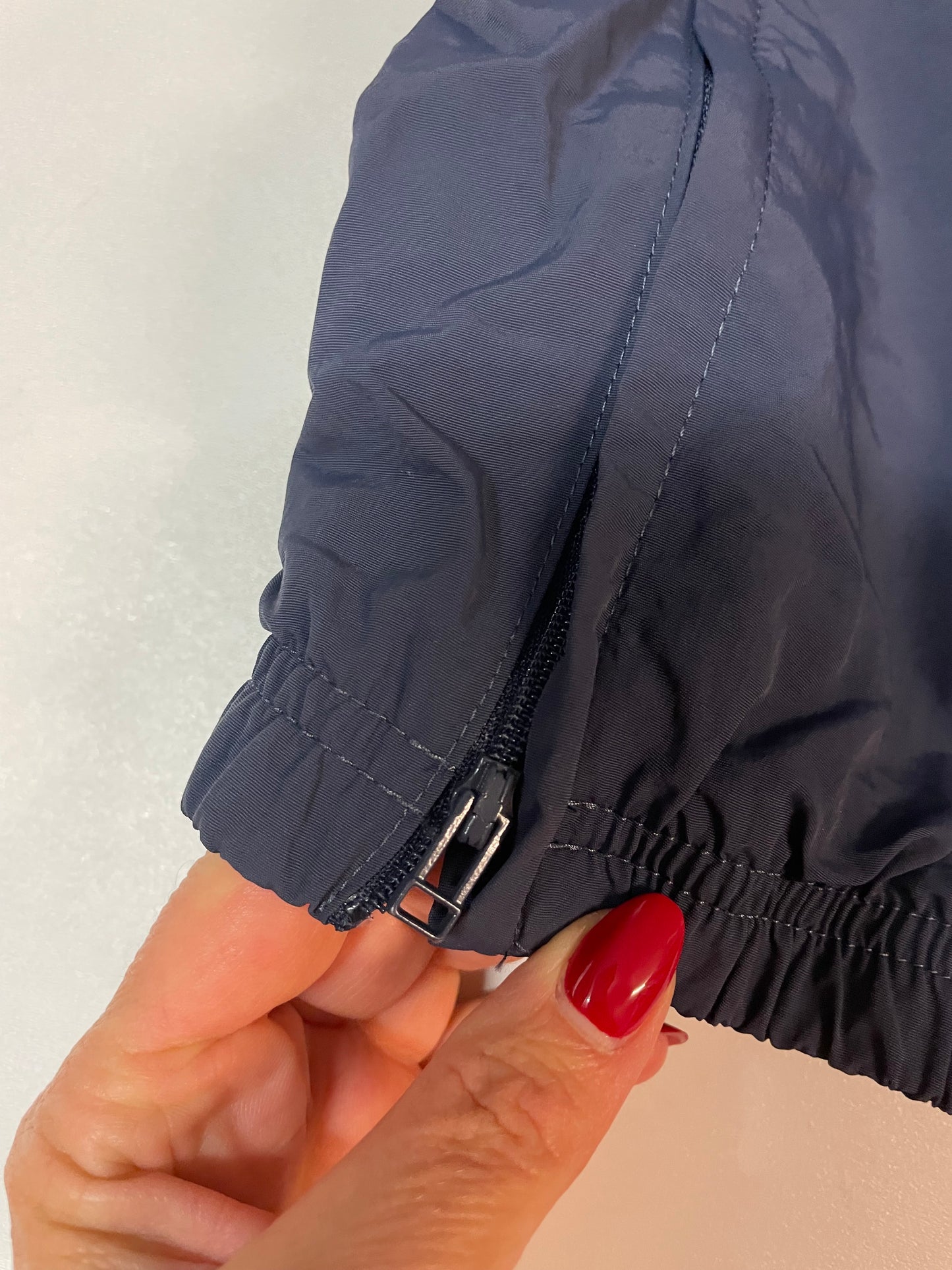 Entdecke unsere Vintage Track Pants von Nike und anderen Marken, erhältlich bei Valuxery.de - Dein Shop für trendige Vintage - Kleidung. Unsere Track Pants sind aus hochwertigen Materialien und