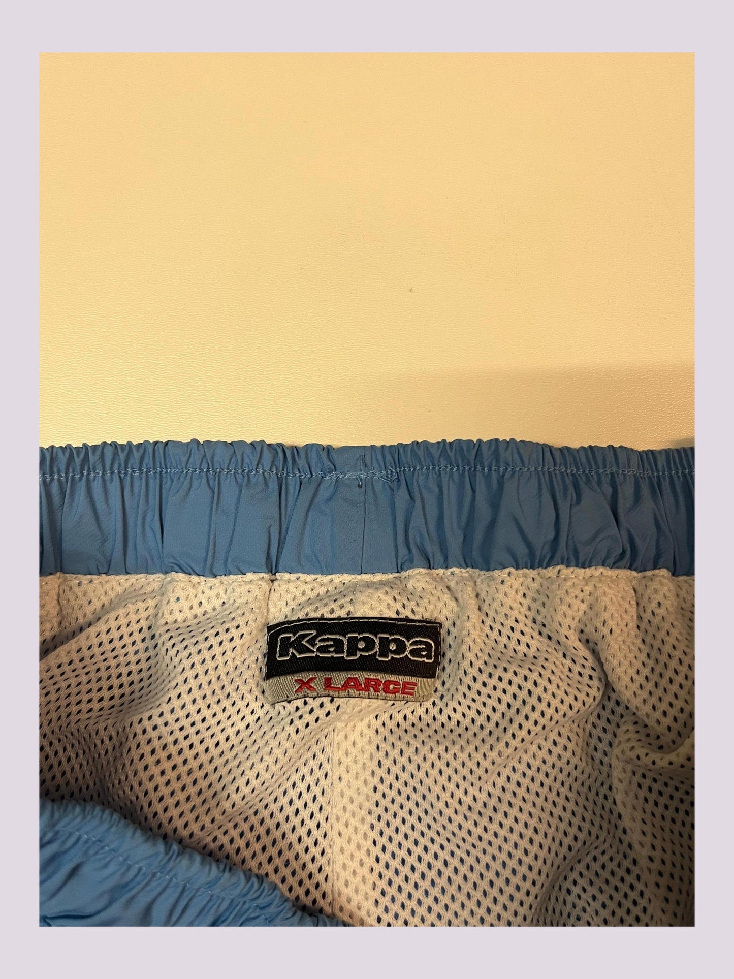 Entdecke unsere Vintage Track Pants von Nike und anderen Marken, erhältlich bei Valuxery.de - Dein Shop für trendige Vintage - Kleidung. Unsere Track Pants sind aus hochwertigen Materialien und