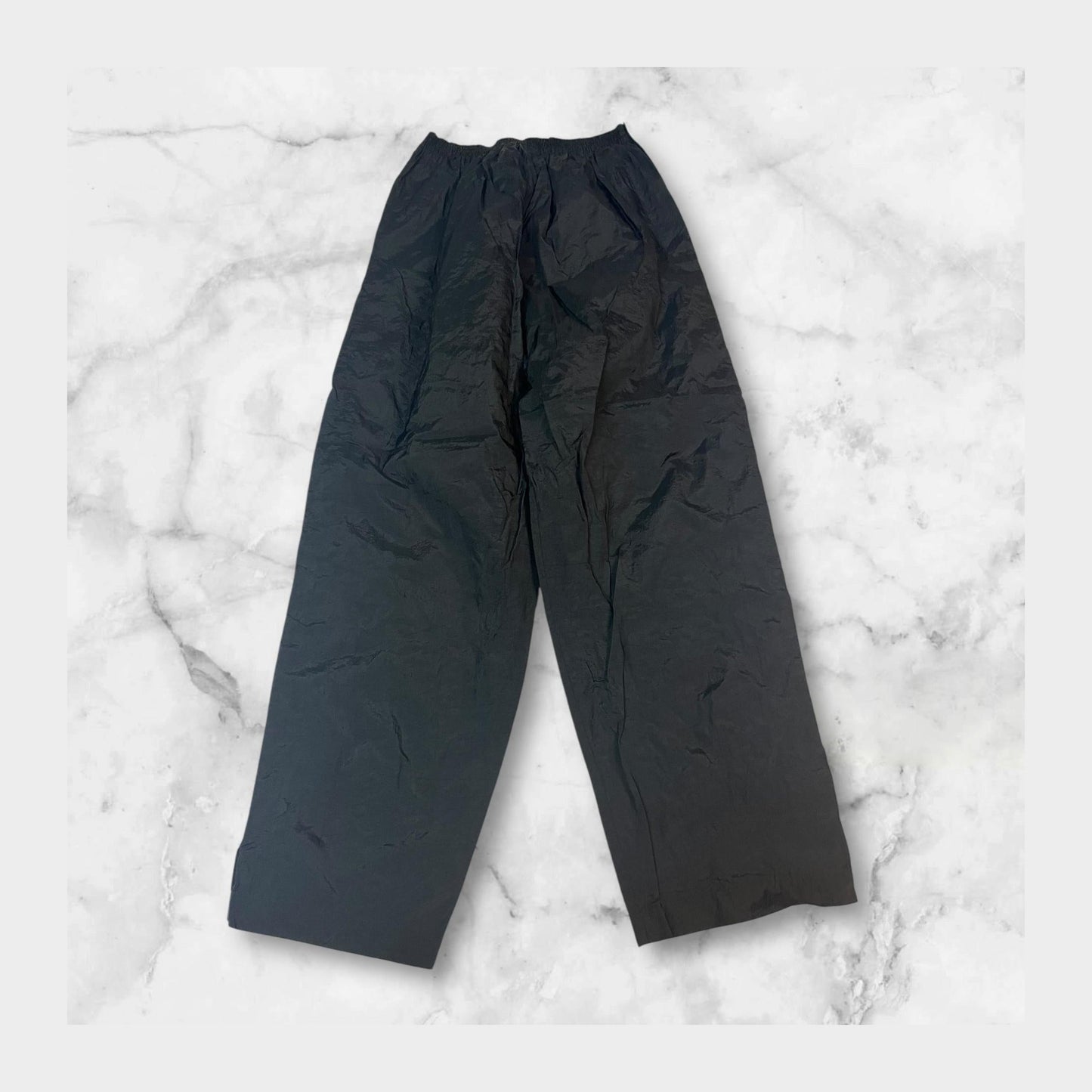 Entdecke unsere Vintage Track Pants von Nike und anderen Marken, erhältlich bei Valuxery.de - Dein Shop für trendige Vintage - Kleidung. Unsere Track Pants sind aus hochwertigen Materialien und