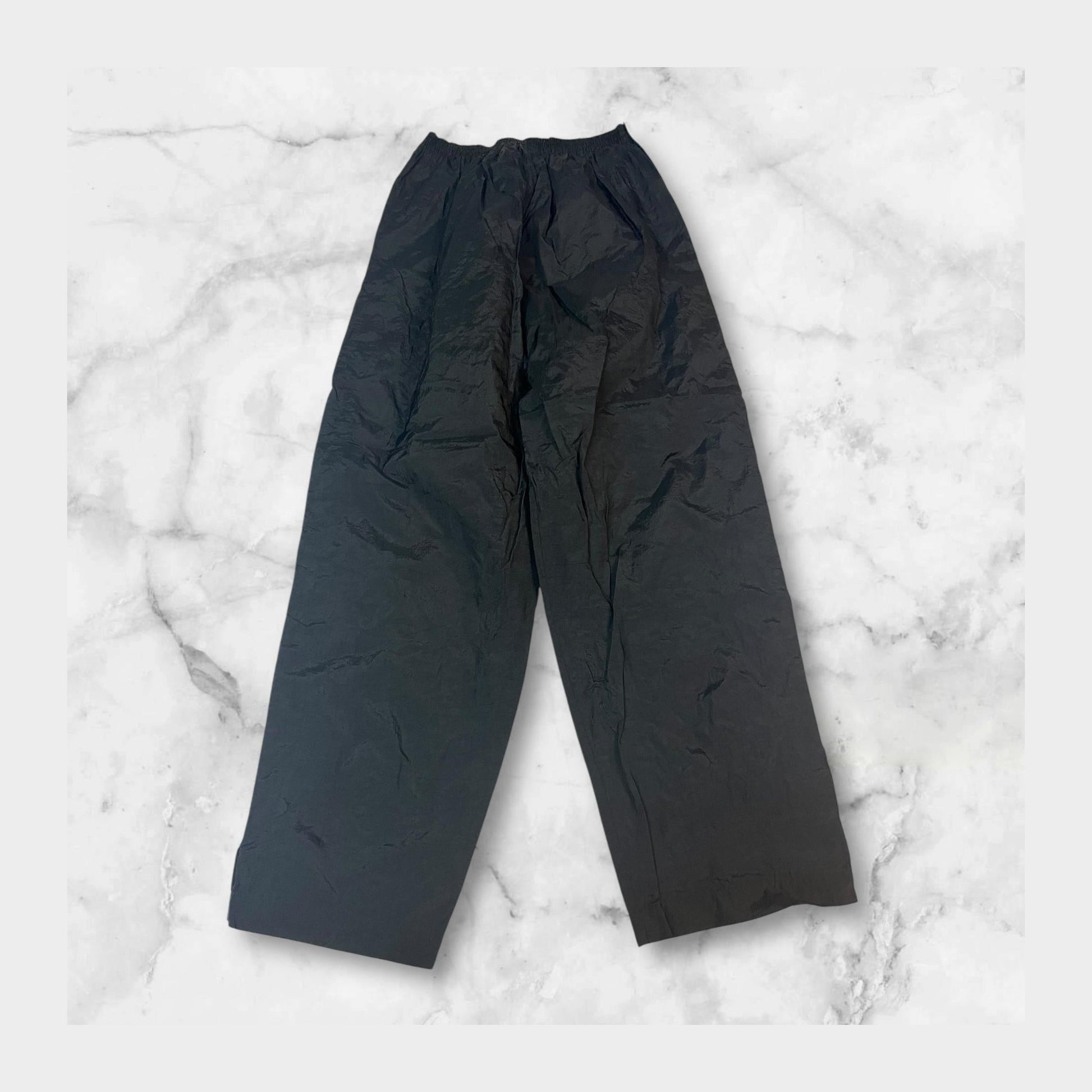 Entdecke unsere Vintage Track Pants von Nike und anderen Marken, erhältlich bei Valuxery.de - Dein Shop für trendige Vintage - Kleidung. Unsere Track Pants sind aus hochwertigen Materialien und