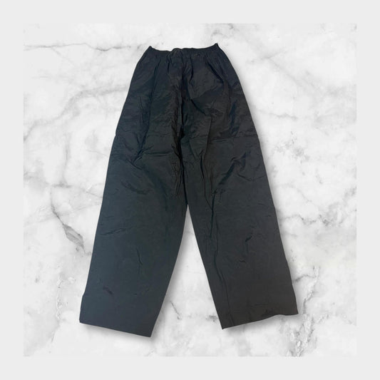 Entdecke unsere Vintage Track Pants von Nike und anderen Marken, erhältlich bei Valuxery.de - Dein Shop für trendige Vintage - Kleidung. Unsere Track Pants sind aus hochwertigen Materialien und