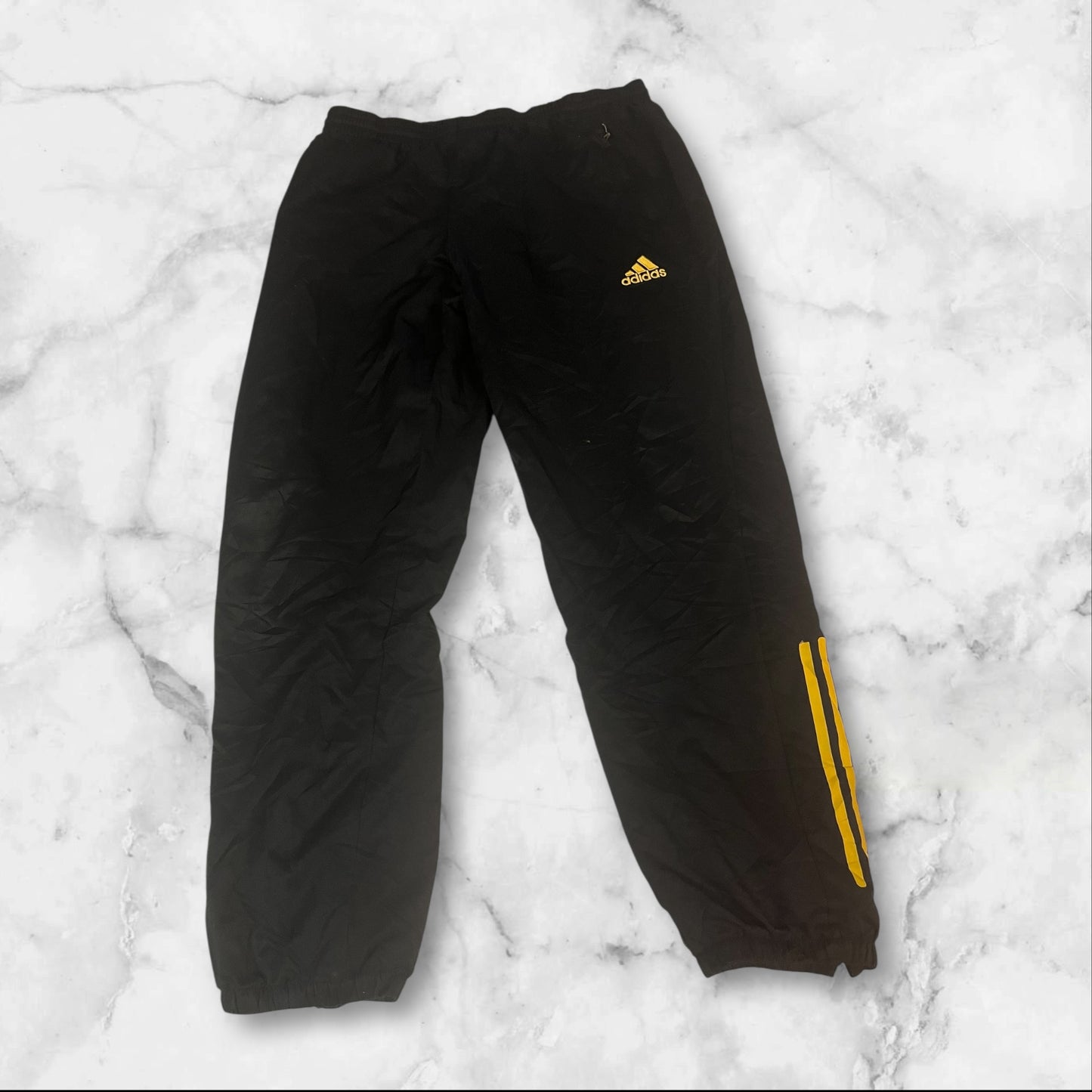 Entdecke unsere Vintage Track Pants von Nike und anderen Marken, erhältlich bei Valuxery.de - Dein Shop für trendige Vintage - Kleidung. Unsere Track Pants sind aus hochwertigen Materialien und
