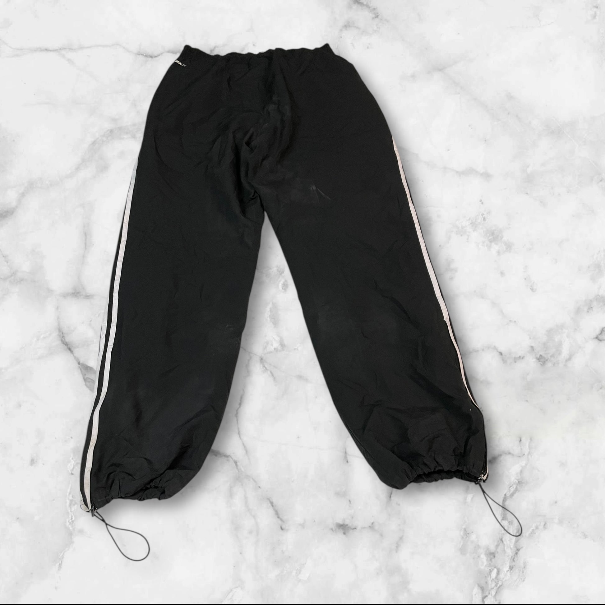 Entdecke unsere Vintage Track Pants von Nike und anderen Marken, erhältlich bei Valuxery.de - Dein Shop für trendige Vintage - Kleidung. Unsere Track Pants sind aus hochwertigen Materialien und