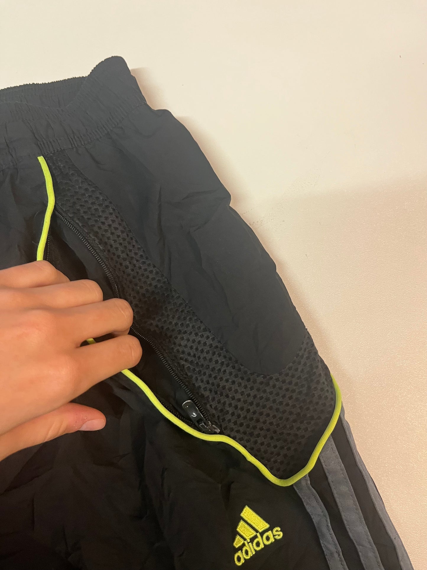 Entdecke unsere Vintage Track Pants von Nike und anderen Marken, erhältlich bei Valuxery.de - Dein Shop für trendige Vintage - Kleidung. Unsere Track Pants sind aus hochwertigen Materialien und