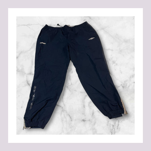 Entdecke unsere Vintage Track Pants von Nike und anderen Marken, erhältlich bei Valuxery.de - Dein Shop für trendige Vintage - Kleidung. Unsere Track Pants sind aus hochwertigen Materialien und