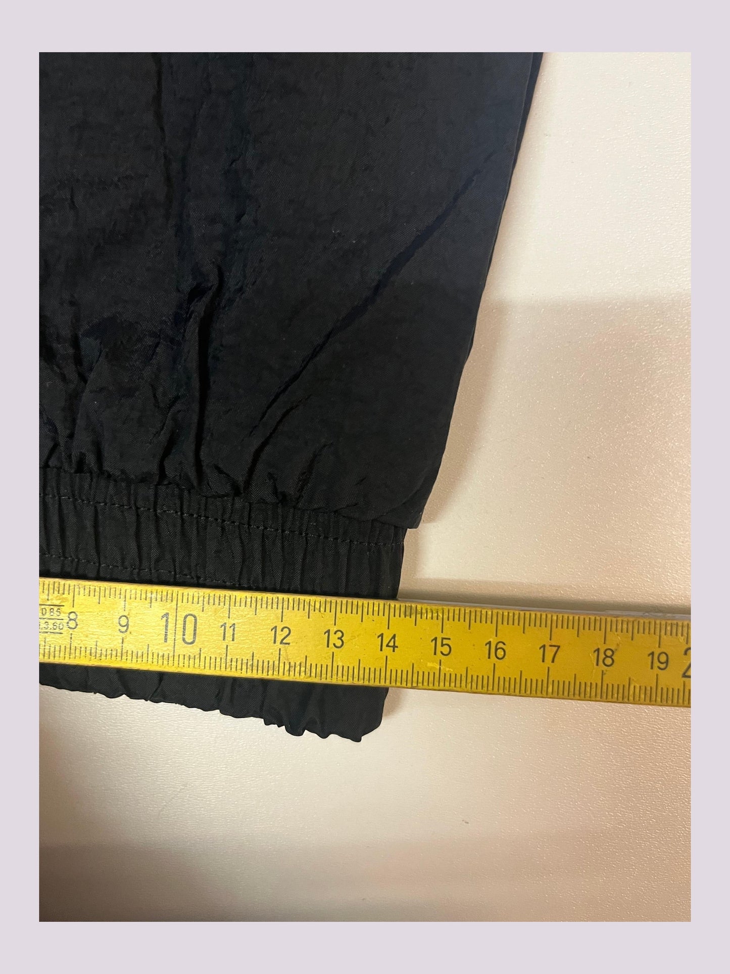 Entdecke unsere Vintage Track Pants von Nike und anderen Marken, erhältlich bei Valuxery.de - Dein Shop für trendige Vintage - Kleidung. Unsere Track Pants sind aus hochwertigen Materialien und