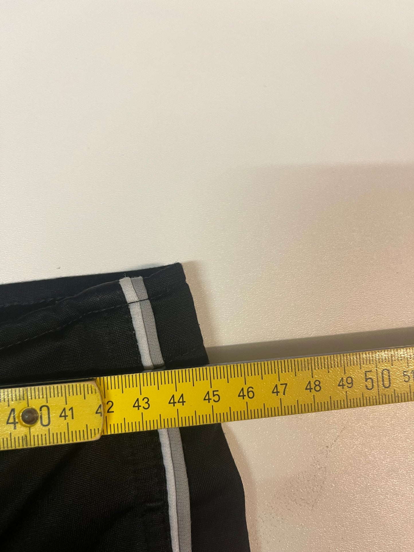 Entdecke unsere Vintage Track Pants von Nike und anderen Marken, erhältlich bei Valuxery.de - Dein Shop für trendige Vintage - Kleidung. Unsere Track Pants sind aus hochwertigen Materialien und