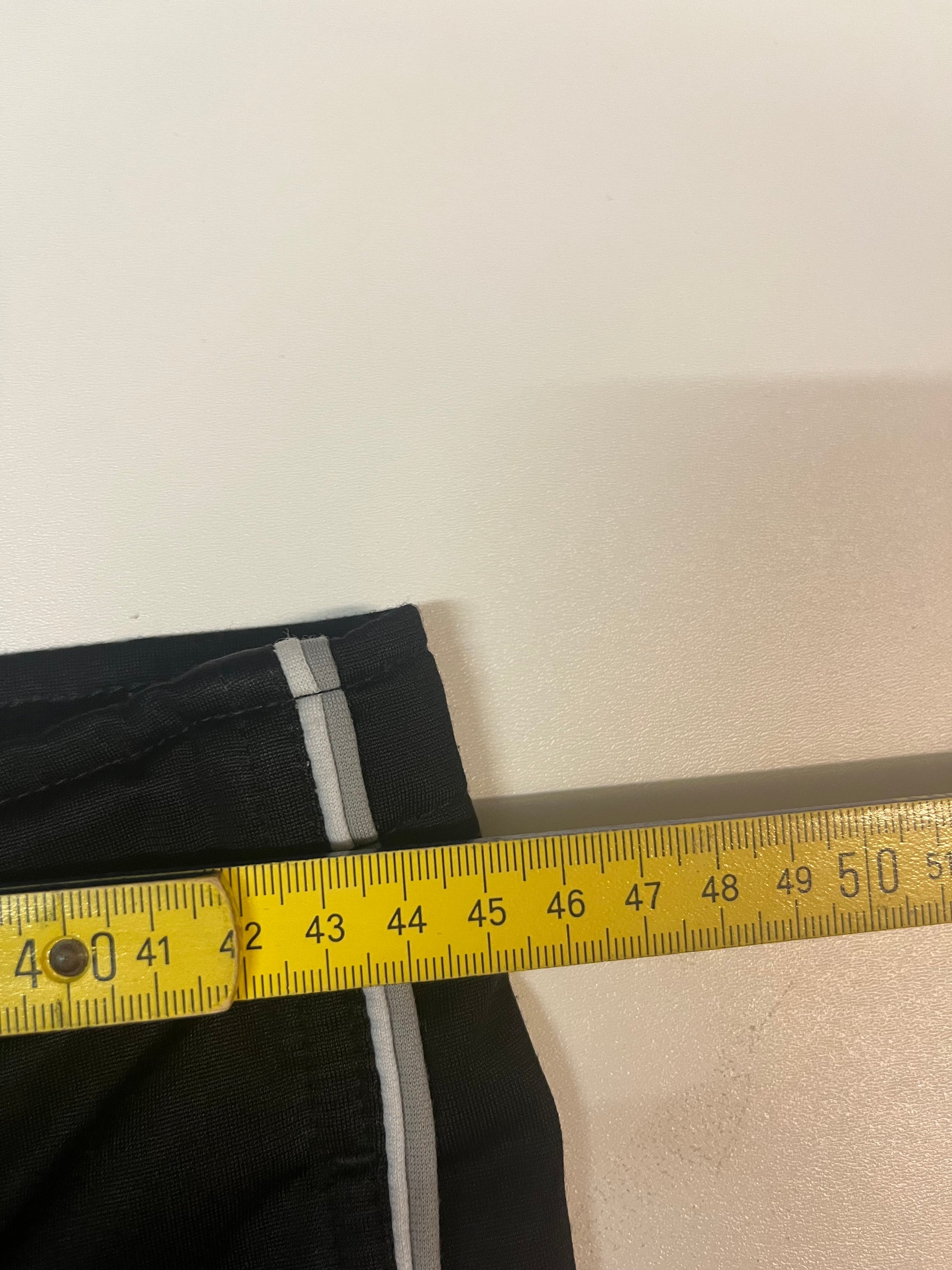 Entdecke unsere Vintage Track Pants von Nike und anderen Marken, erhältlich bei Valuxery.de - Dein Shop für trendige Vintage - Kleidung. Unsere Track Pants sind aus hochwertigen Materialien und