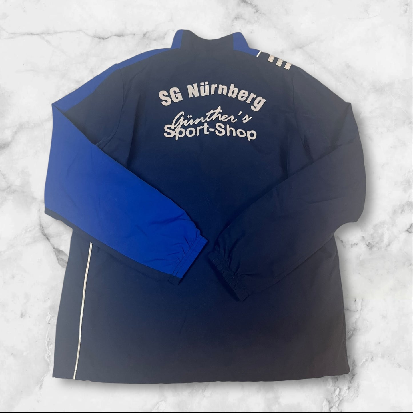 Entdecke unsere Vintage Track Pants von Nike und anderen Marken, erhältlich bei Valuxery.de - Dein Shop für trendige Vintage - Kleidung. Unsere Track Pants sind aus hochwertigen Materialien und