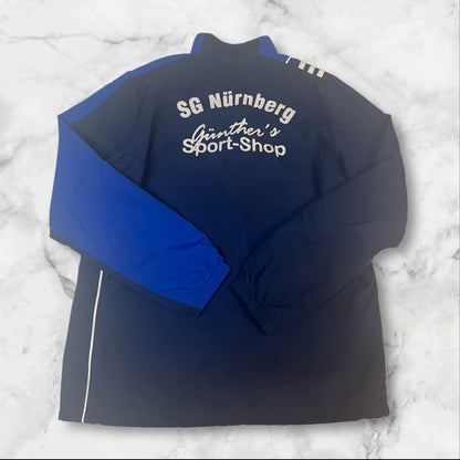 Entdecke unsere Vintage Track Pants von Nike und anderen Marken, erhältlich bei Valuxery.de - Dein Shop für trendige Vintage - Kleidung. Unsere Track Pants sind aus hochwertigen Materialien und