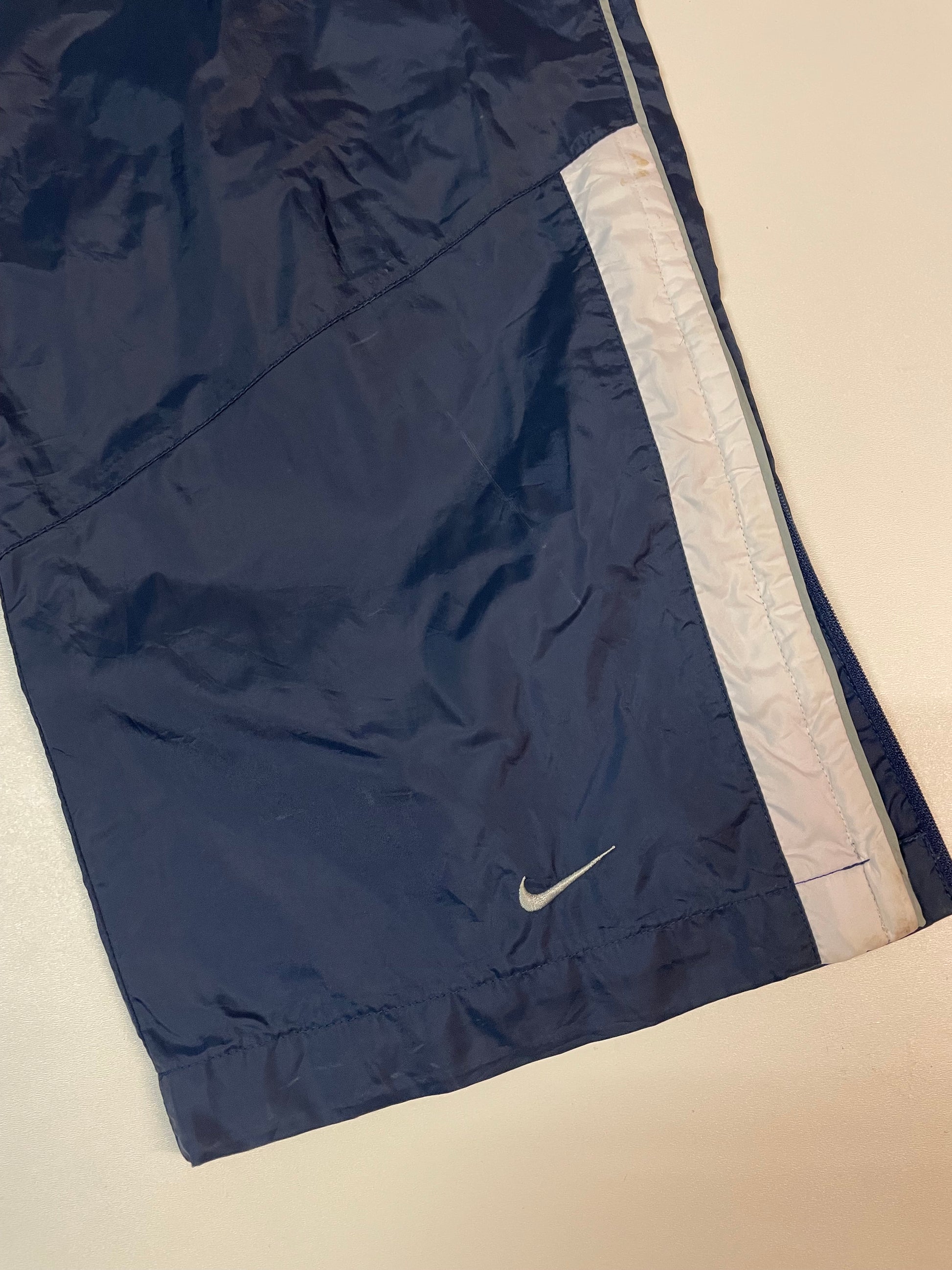 Entdecke unsere Vintage Track Pants von Nike und anderen Marken, erhältlich bei Valuxery.de - Dein Shop für trendige Vintage - Kleidung. Unsere Track Pants sind aus hochwertigen Materialien und