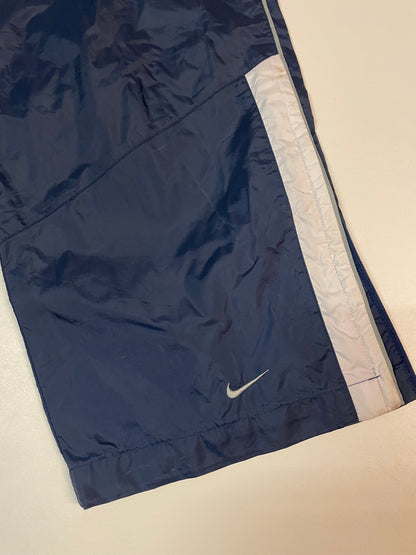 Entdecke unsere Vintage Track Pants von Nike und anderen Marken, erhältlich bei Valuxery.de - Dein Shop für trendige Vintage - Kleidung. Unsere Track Pants sind aus hochwertigen Materialien und