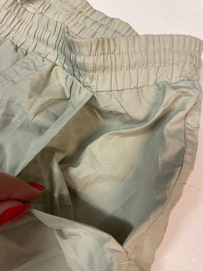 Entdecke unsere Vintage Track Pants von Nike und anderen Marken, erhältlich bei Valuxery.de - Dein Shop für trendige Vintage - Kleidung. Unsere Track Pants sind aus hochwertigen Materialien und