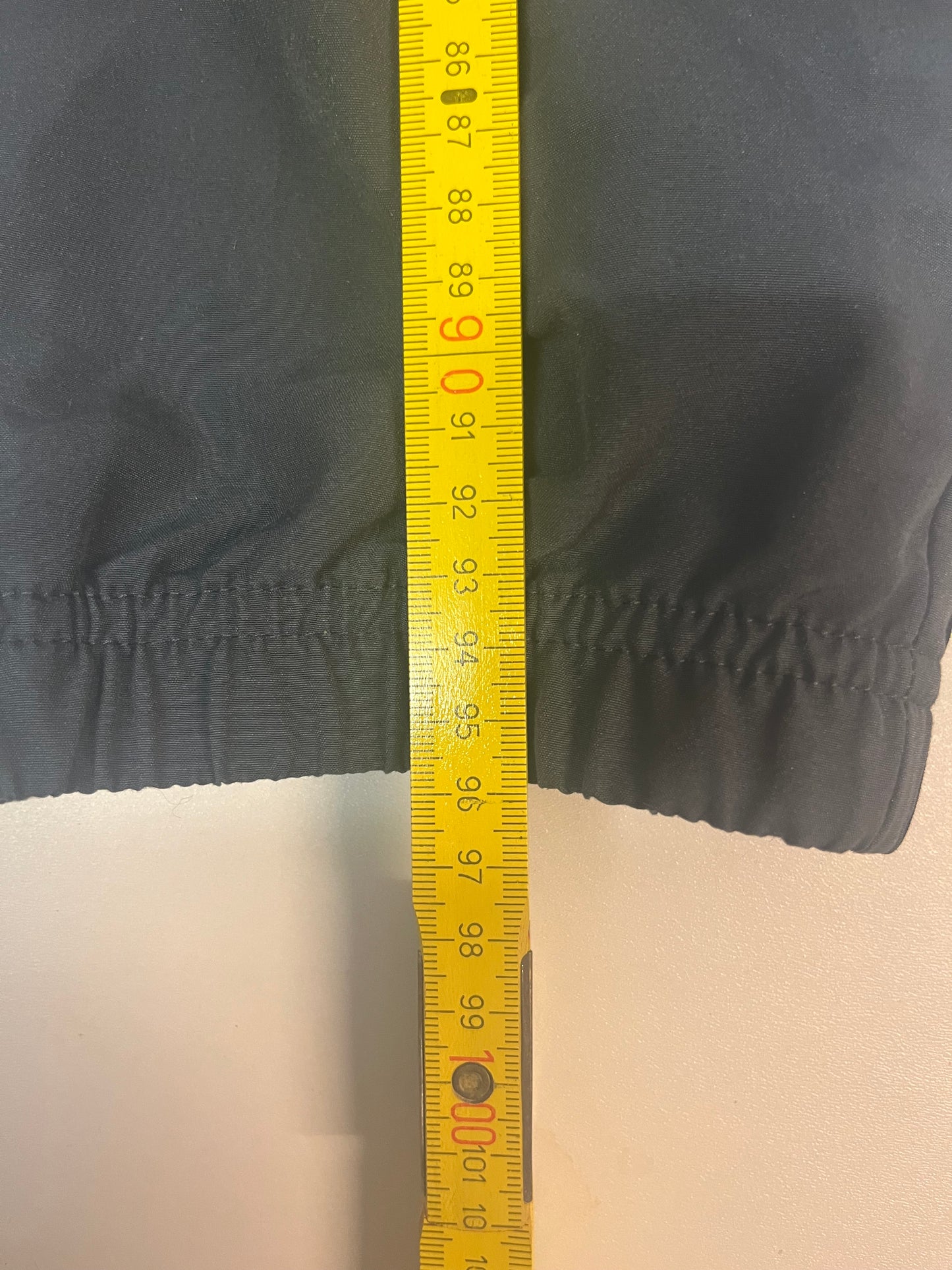 Entdecke unsere Vintage Track Pants von Nike und anderen Marken, erhältlich bei Valuxery.de - Dein Shop für trendige Vintage - Kleidung. Unsere Track Pants sind aus hochwertigen Materialien und